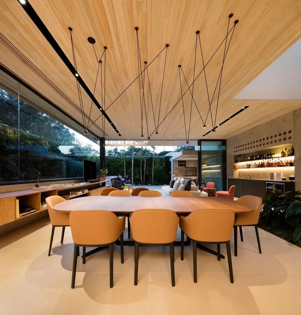 Mesa de jantar com design de madeira permite a acomodação de oito pessoas
