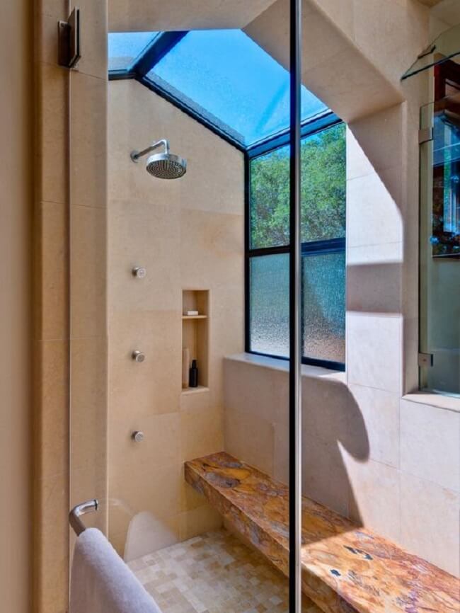 Modelo de claraboia banheiro para ambientes compactos
