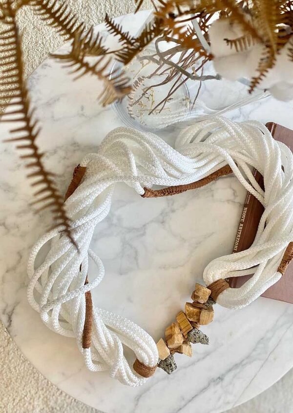 Modelo de colar de mesa decorativo com tramas brancas