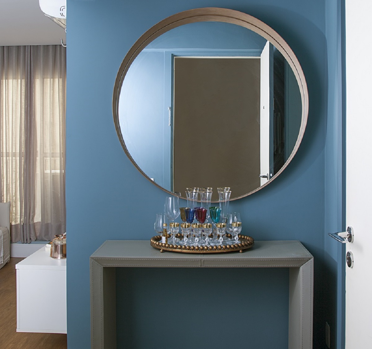 ZDECOR, Araras, SP on Instagram: Um Hall de Entrada para receber e  acolher com muita elegância! O espelho, além de decorar, também tem a  funcionalidade de apa…