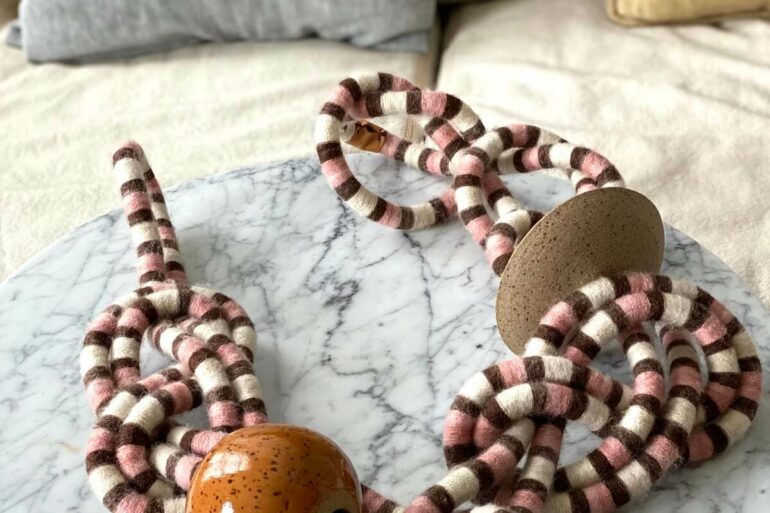 O colar decorativo de mesa pode ser feito com diferentes materiais. Fonte: Escultura Malba
