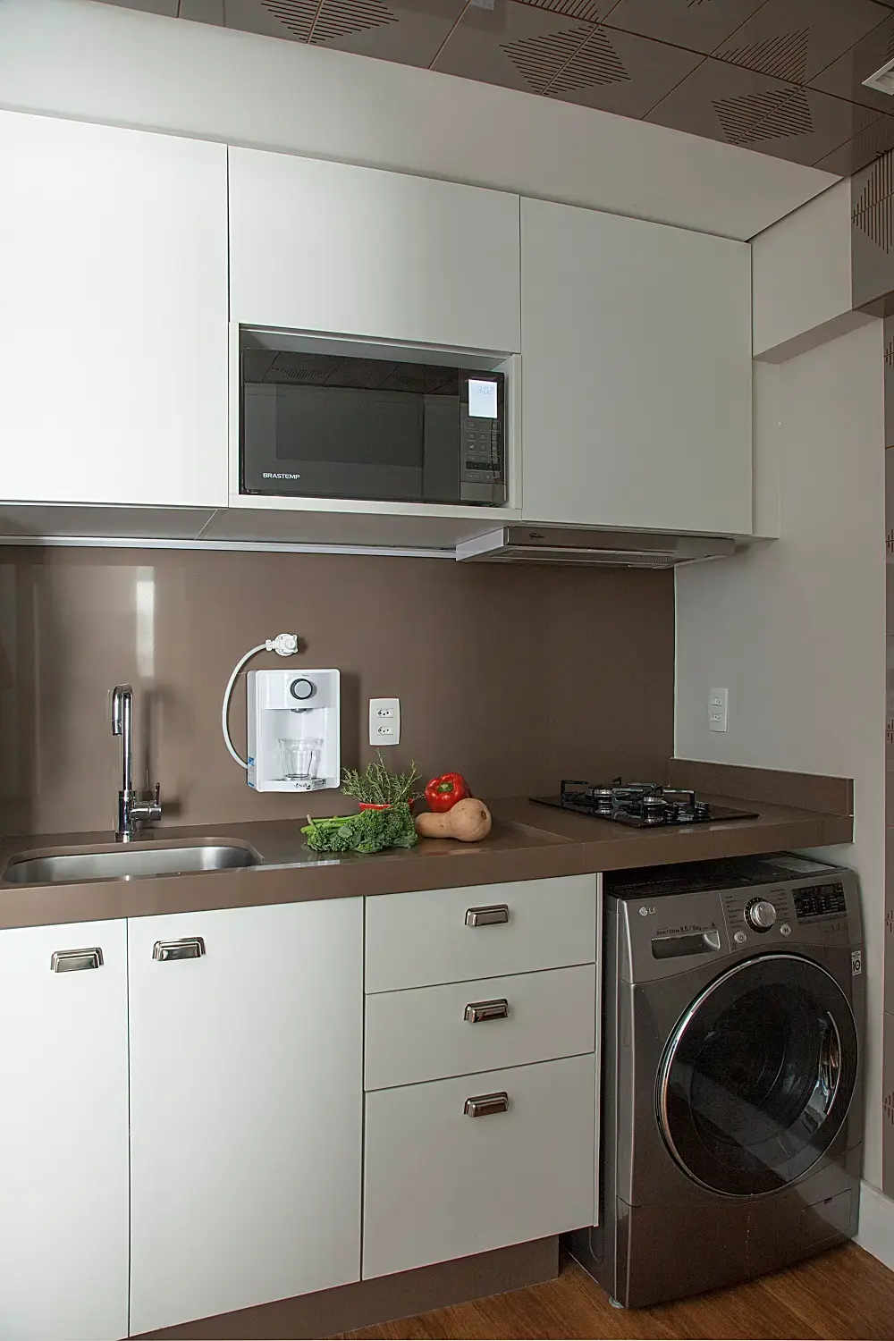 Os armários planejados da cozinha ajudam na otimização espaço