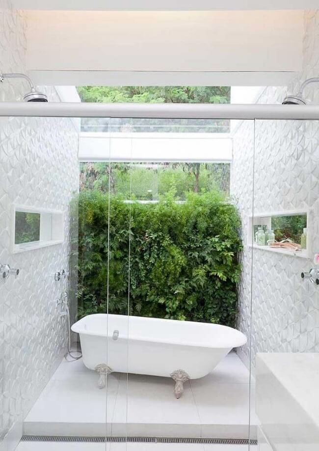 Projeto de banheiro com claraboia e jardim vertical