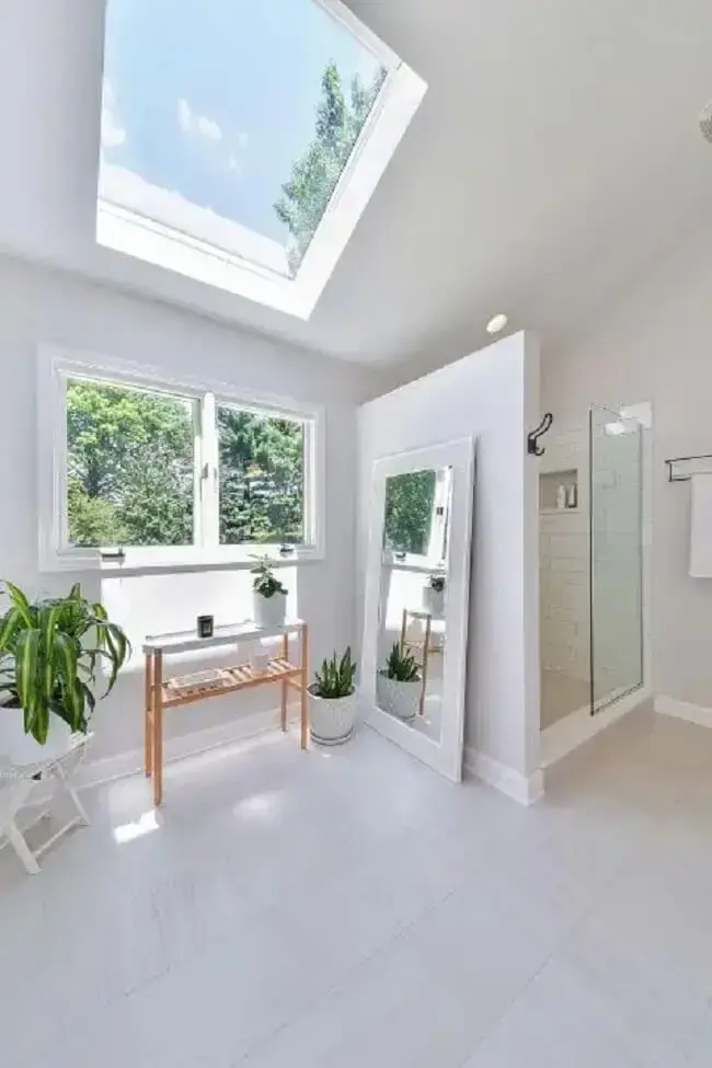 Projeto de claraboia banheiro traz a iluminação natural para dentro do ambiente