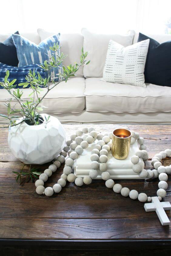 Sala de estar decorada com vasos e colar de mesa