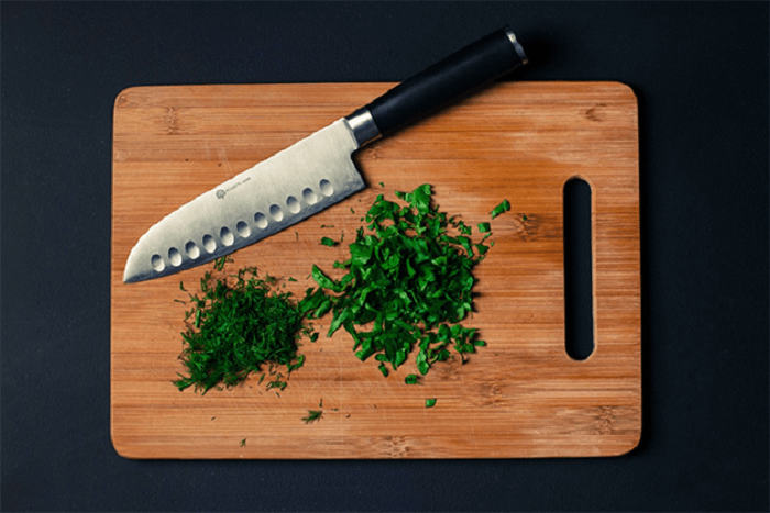 A tábua de corte é essencial para o corte de carnes, pão e demais legumes