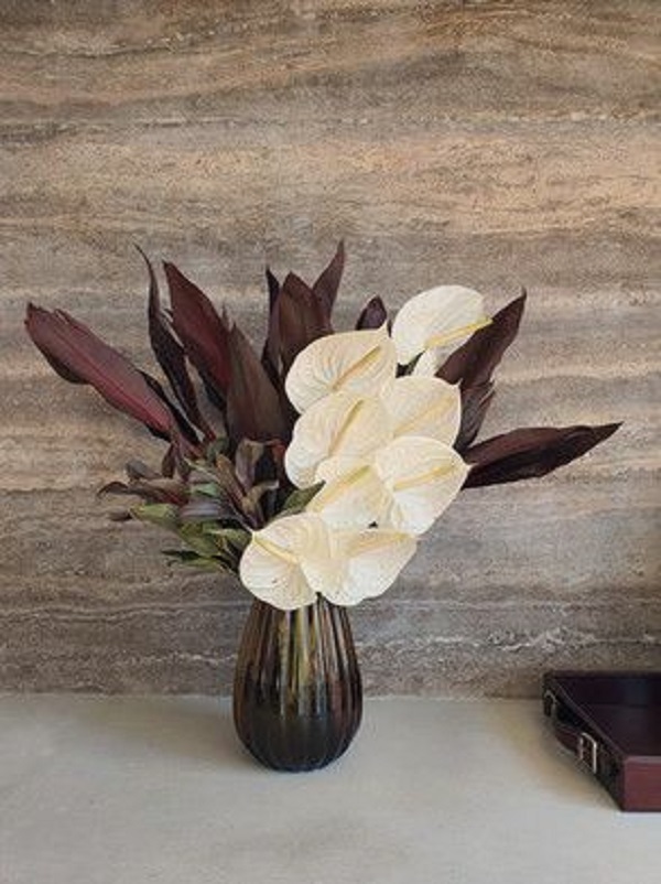 Vaso de anturio branco na decoração de casa moderna