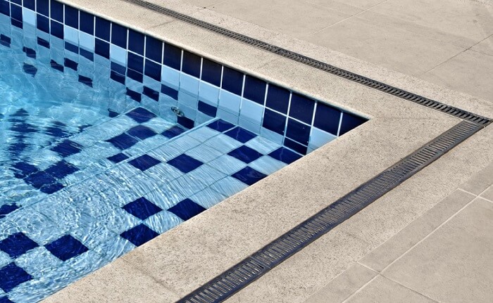 Área externa com ralo linear de piscina