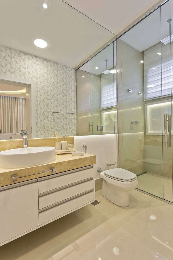 Banheiro clean com chuveiro de teto e ralo linear