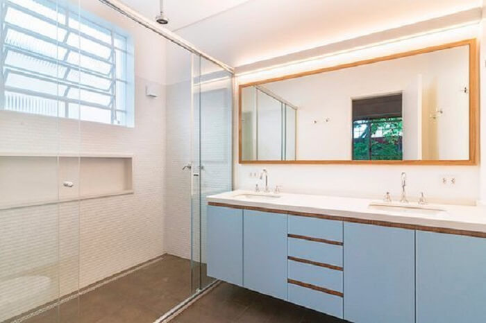 Banheiro com gabinete planejado e ralo linear