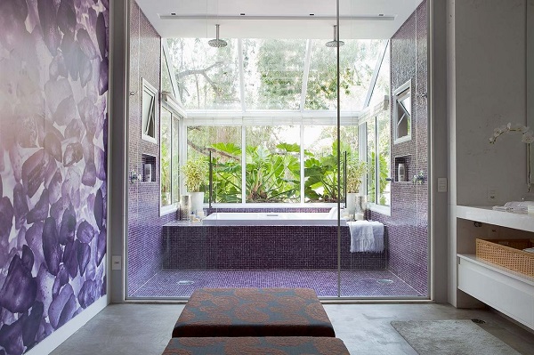 Banheiro com papel de parede roxo de flores