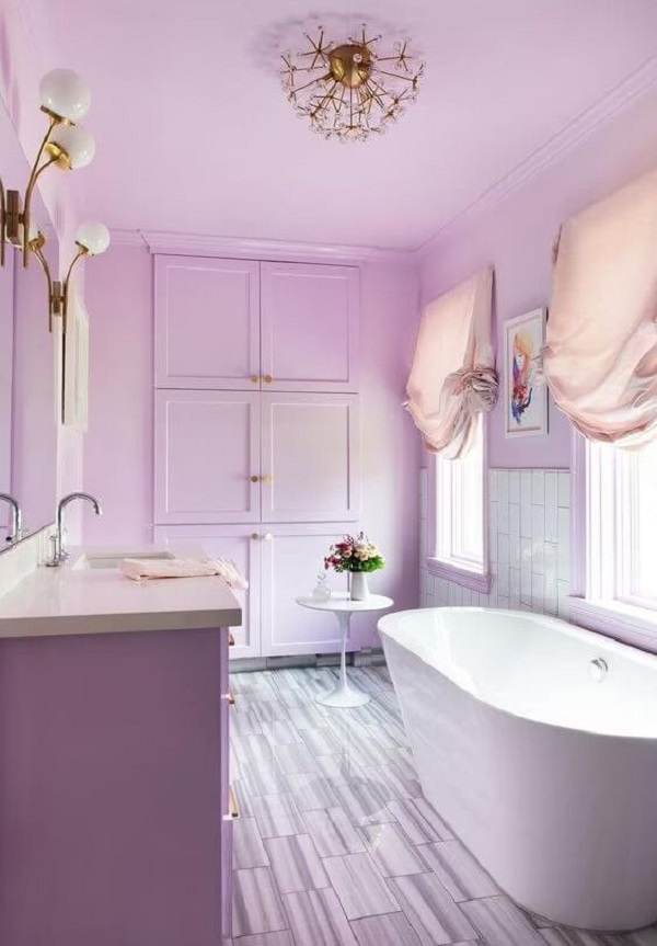 Banheiro com parede roxa e lilás