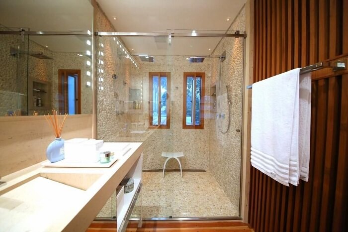 Banheiro compartilhado com ralo linear