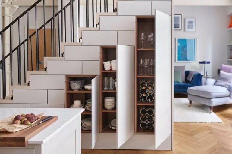 Armário embaixo da escada ajuda na organização de itens da cozinha. Fonte: The Self Storage Experts