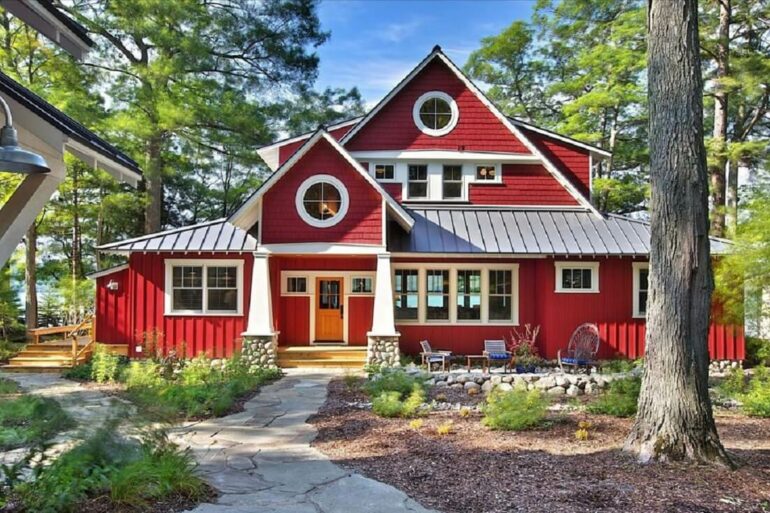 As casas vermelhas e branco fazem muito sucesso. Fonte: Decorei