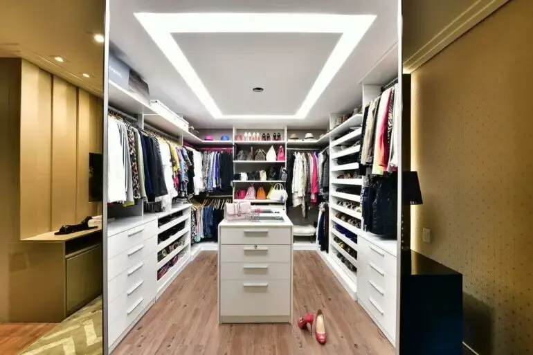 O organizador de guarda-roupa otimiza o espaço e mantém a ordem dentro dos armários e gavetas.