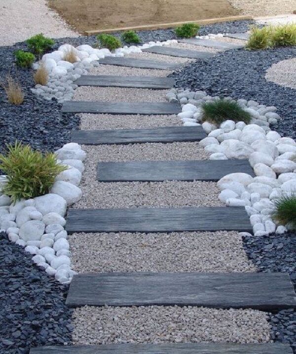 Caminhos que se formam na área externa com pedra branca para jardim