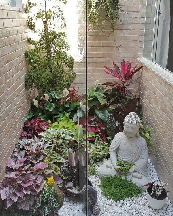 Cantinho zen com plantas e pedra branca para jardim