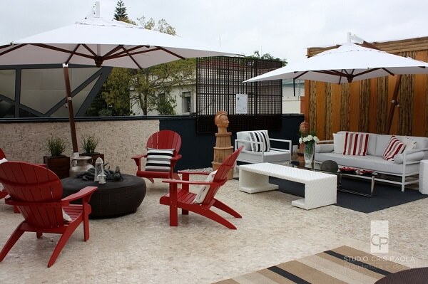 Casa com terraço moderno e cadeiras vermelhas