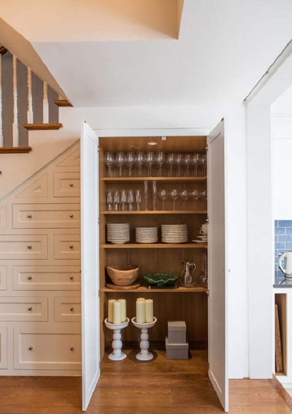Chique e funcional: armário embaixo da escada ajuda na organização de utensílios da cozinha
