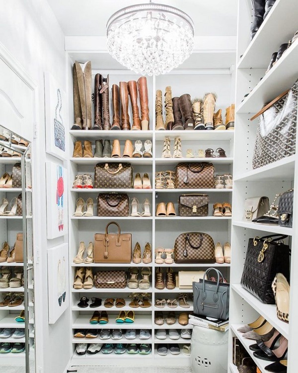 Closet grande com sapateira de madeira planejada com espaço para sapatos e bolsas