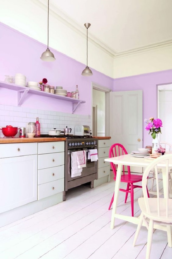 Cozinha com parede roxa e revestimento branco