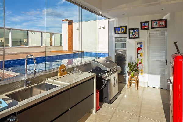 Cozinha completa na casa com terraço e piscina