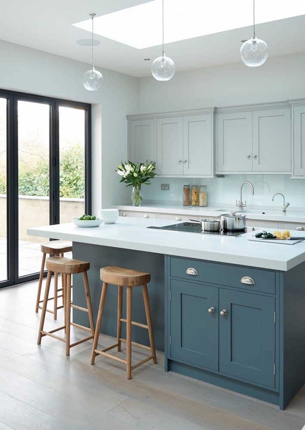 Cozinha planejada com bancada branca e armarios azuis modernos