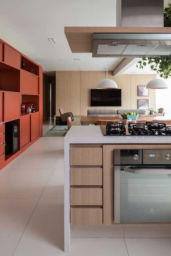Cozinha planejada com bancada branca e piso porcelanato acetinado para sala e bancada com cooktop