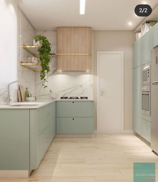 Cozinha planejada com bancada branca e verde com adesivo marmorizado