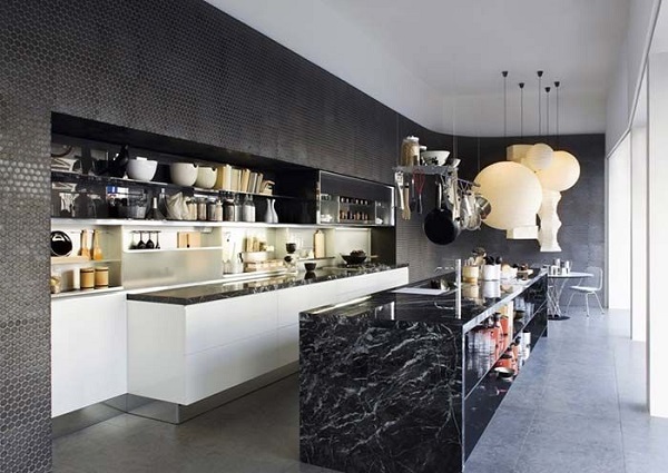 Cozinha planejada com bancada de granito preto