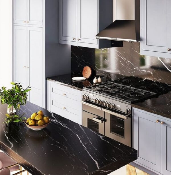 Cozinha planejada com bancada marmorizada preta