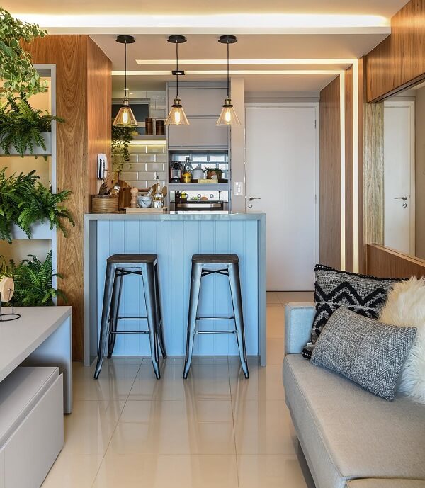 Cozinha planejada com bancada simples e cadeira alta azul