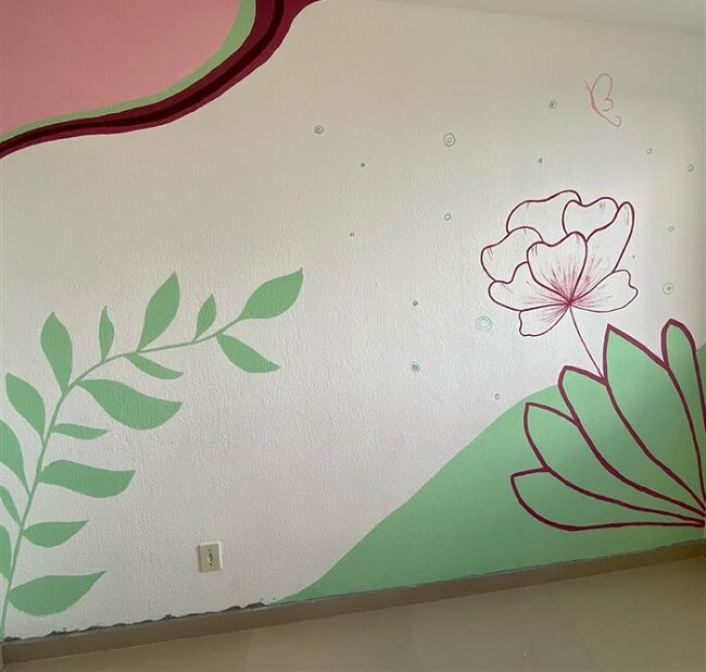 Desenhos para parede de quarto feminino flores e traços trazem vida ao dormitório