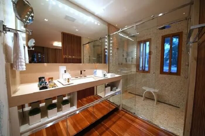 Gabinete espelhado e ralo de banheiro linear