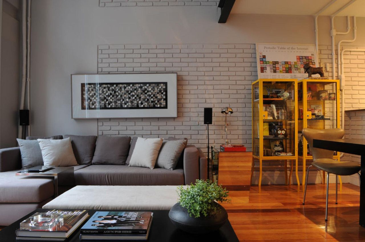 Loft pequeno com sofá em l cinza