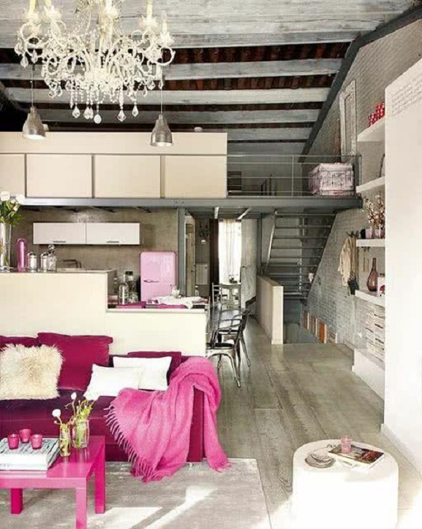 Loft pequeno decorado com sofá rosa