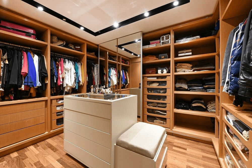 O closet auxilia na organização de roupas, sapatos, bolsas e demais acessórios