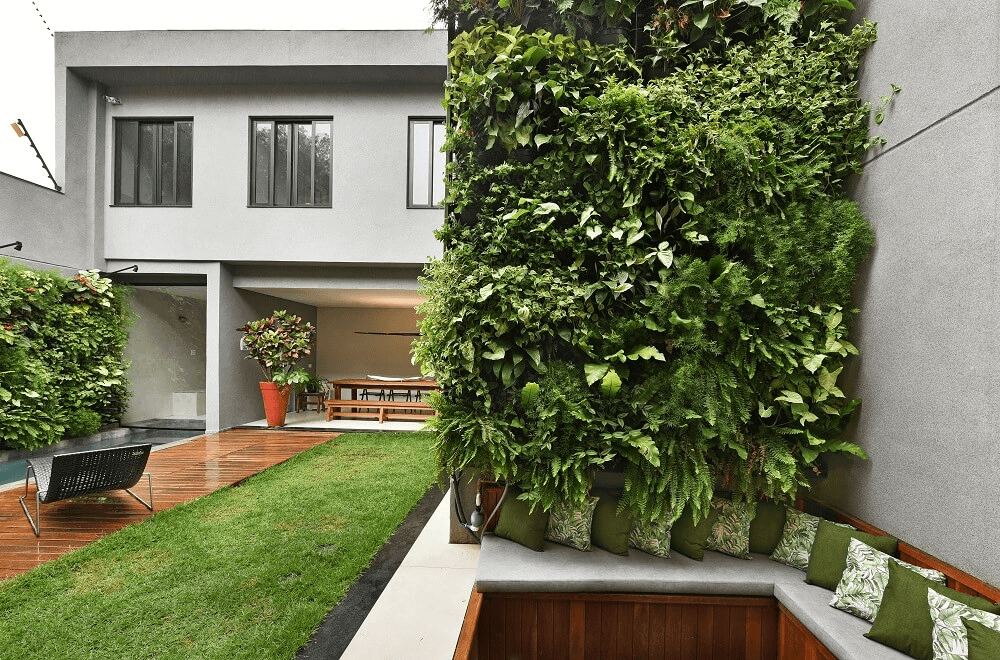 O jardim vertical traz vida para a área externa