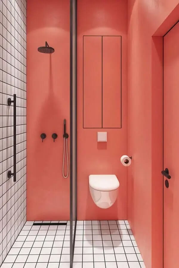 Parede colorida e ralo linear para banheiro