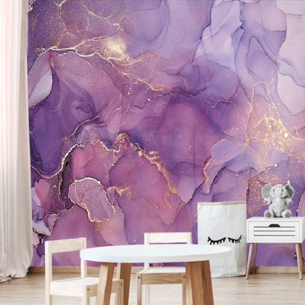 Parede roxa com papel de parede lilás e dourado