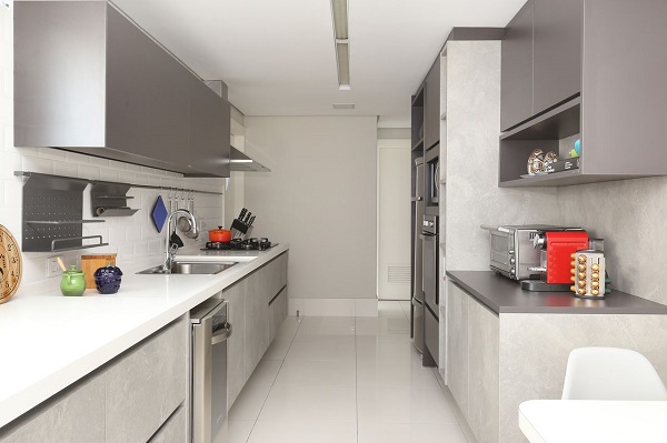 Projeto de cozinha planejada com bancada branca e armarios em tons de cinza