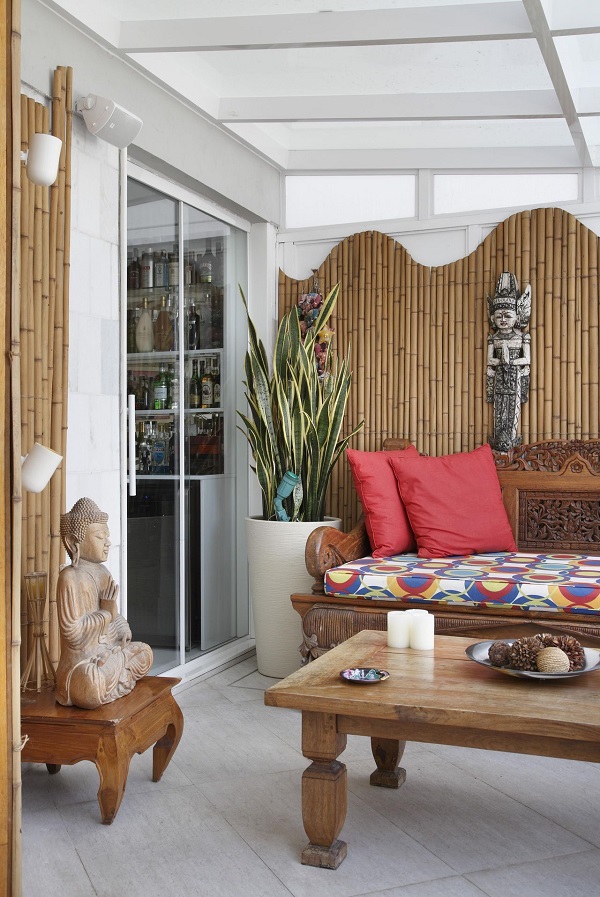 Quintal com sofá para área externa e bambu ornamental atrás na decoração -