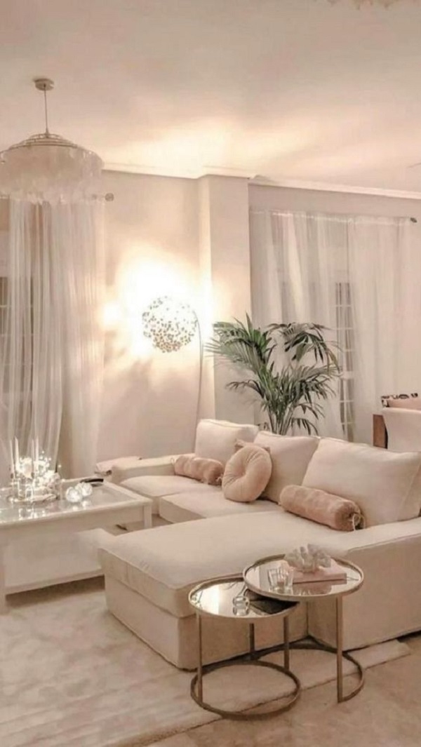 Sala clássica com sofá cor areia e móveis dourado