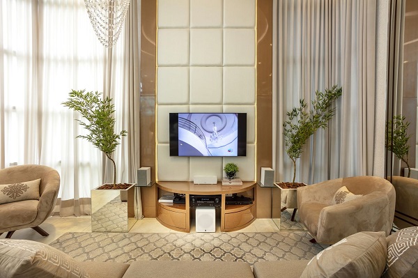 Sala com móveis e decoração cor areia 