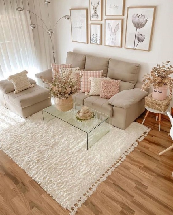Sala com sofá cor areia e móveis claros sofisticados