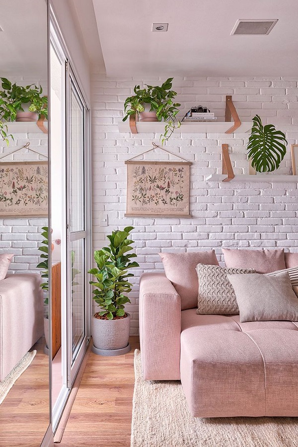 Sala com sofá rosa e tapete cor areia