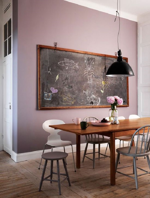Sala de jantar decorada com parede roxa