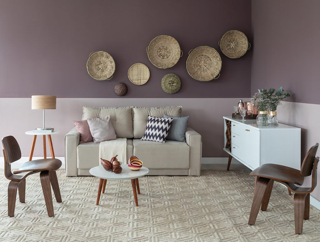 Sofá com parede roxa e móveis cinza