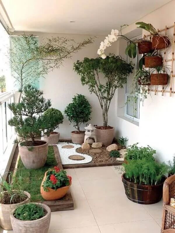 Vasos de plantas e pedra branca para jardim